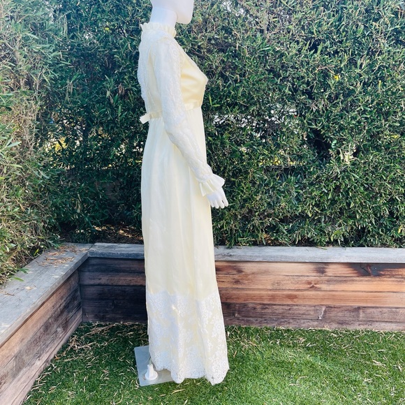 Vintage Exquisite Wedding Gown and Veil - Picture 8 of 10